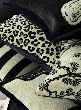 中古风金钱豹抱枕沙发客厅