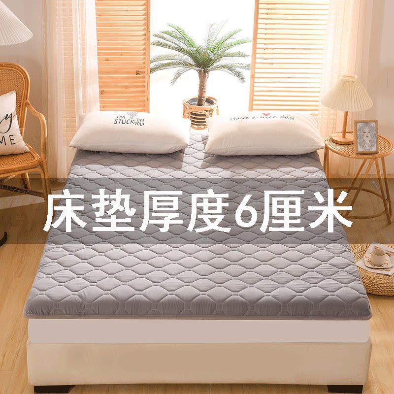 A complete set of quilts on a pure cotton bed