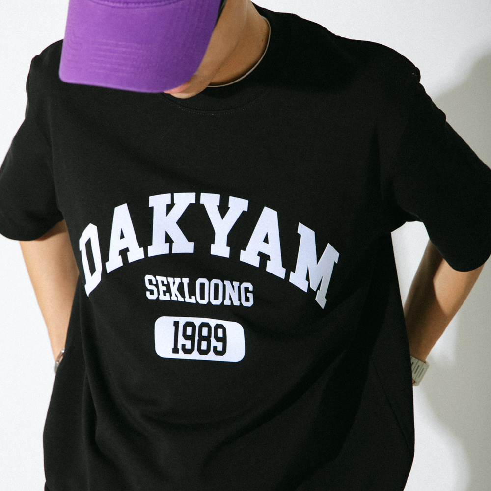 DAKYAM(达人) 2024S/S Back to Golden Age学院风植绒文字印花TEE-图1