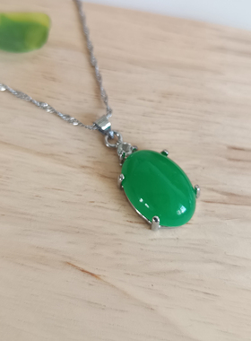 清新绿色椭圆形马来玉吊坠项链