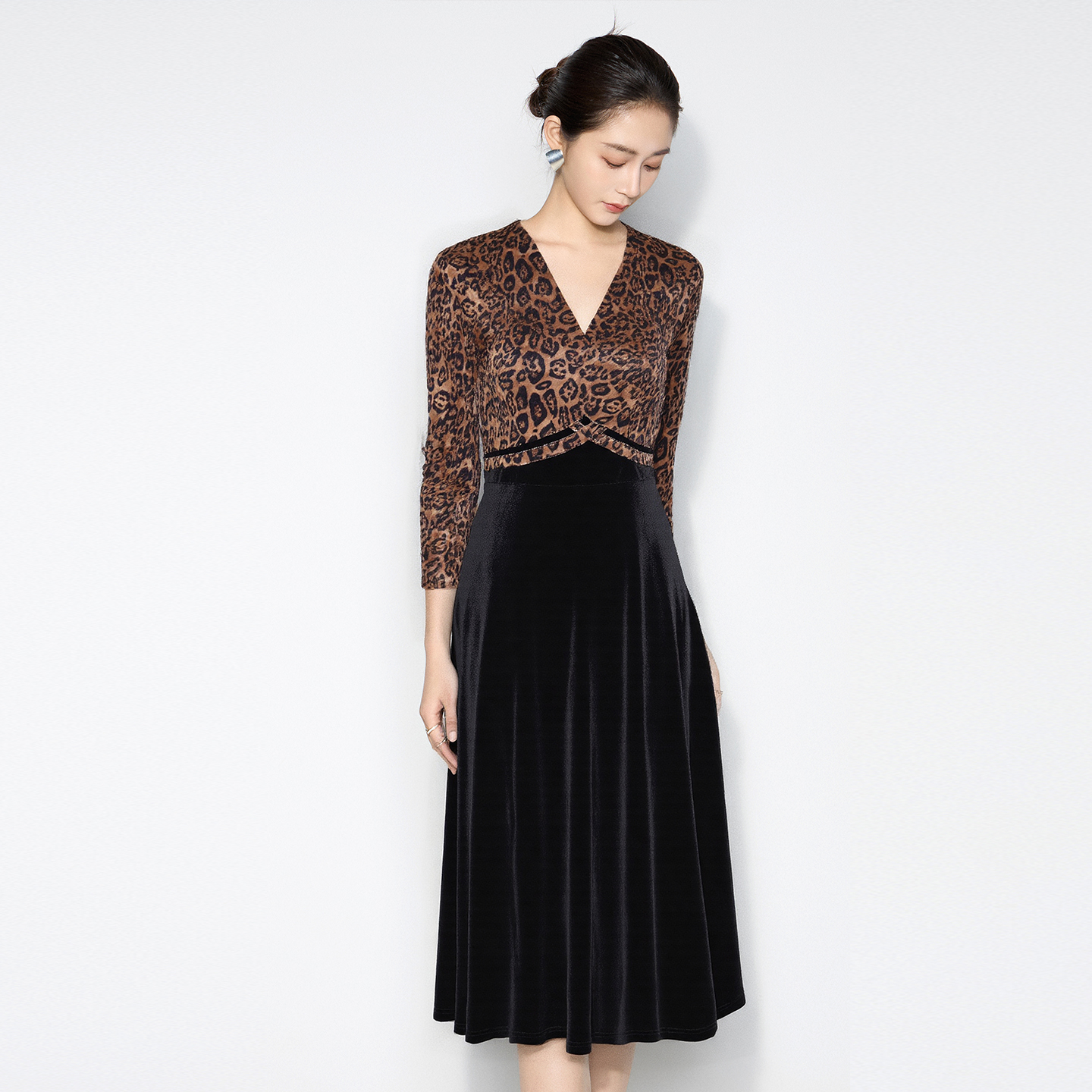 马天奴2025秋冬新款咖撞黑豹纹拼接连衣裙子V领收腰长袖气质时尚