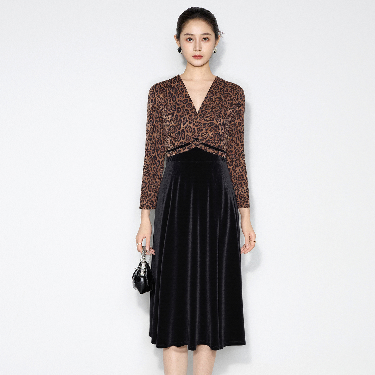 马天奴2025秋冬新款咖撞黑豹纹拼接连衣裙子V领收腰长袖气质时尚