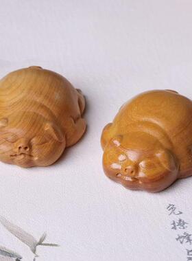 柏木 黄金檀雕刻躺平猪款摆件摆饰规格6.6×5.5×2.6书房家具装饰