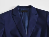 Синий пиджак классического кроя