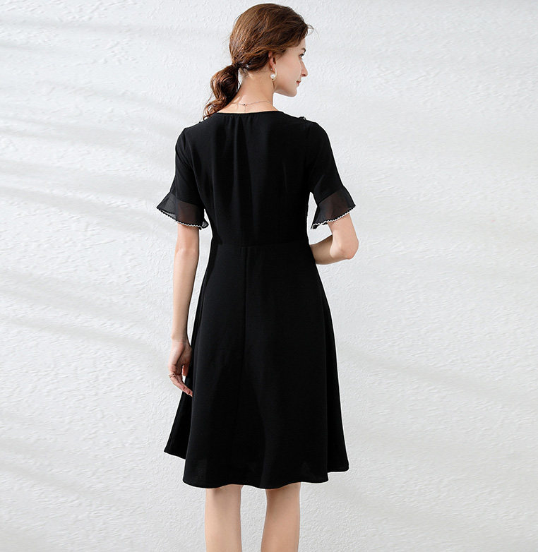 大码撞色v领韩版洋气胖mm潮连衣裙 云妃秀大码女装