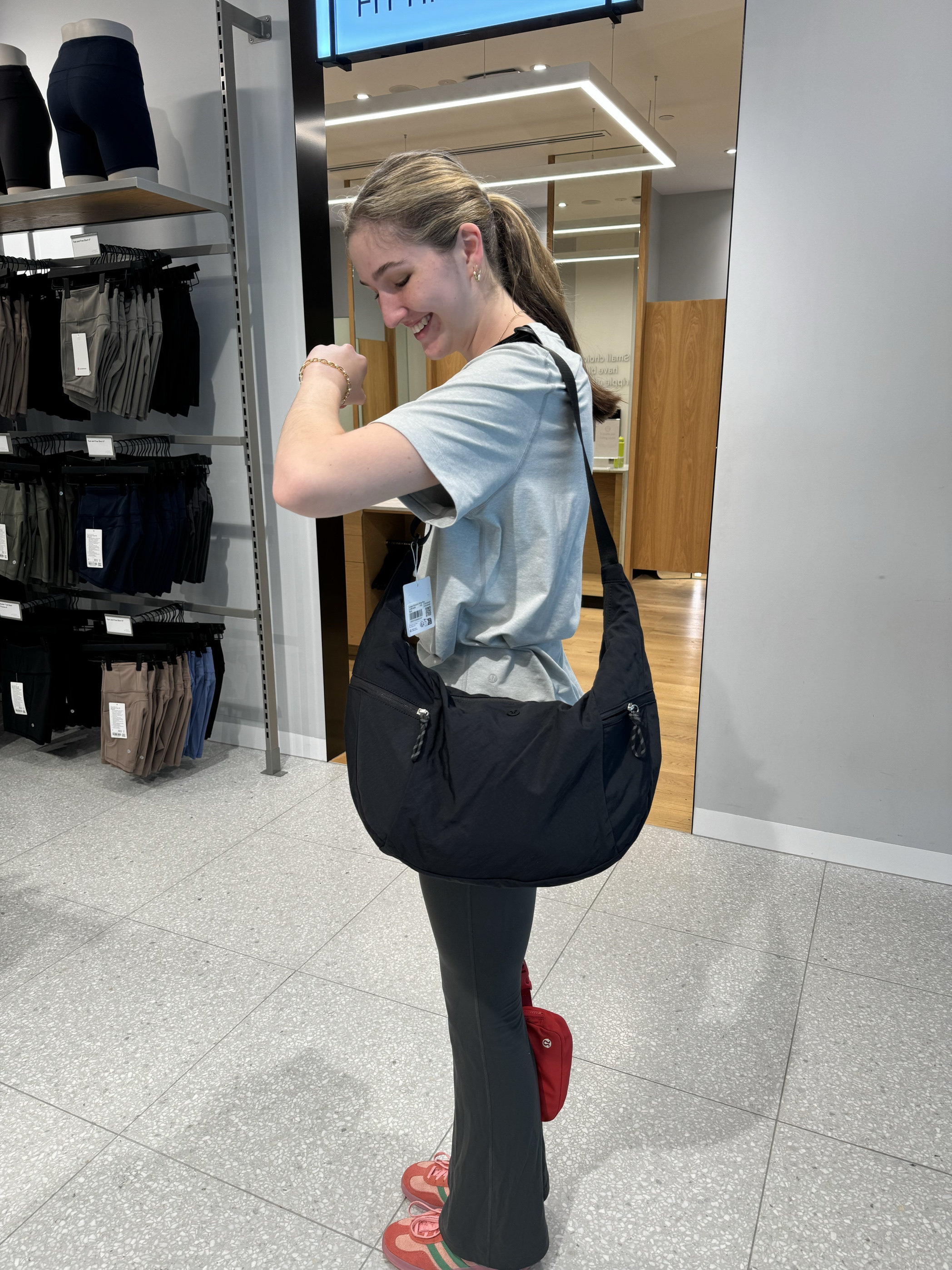 澳洲Lululemon Shoulder Bag新款女黑色小/大号13L牛角包肩带斜挎,淘宝优惠券,粉丝福利购,淘宝优惠卷