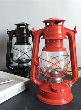 怀旧老式酒吧餐厅橱窗陈列煤油灯