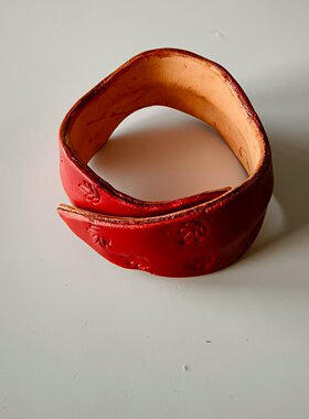 YIROO原始创意真皮手镯2026新品时尚个性宽版几何纹路手环配饰品