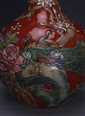 红地珐琅彩孔雀牡丹纹天球瓶