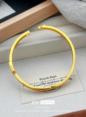 微镶锆石猪鼻V字母手镯轻奢高级感卡扣沙金手环小众气质手饰女