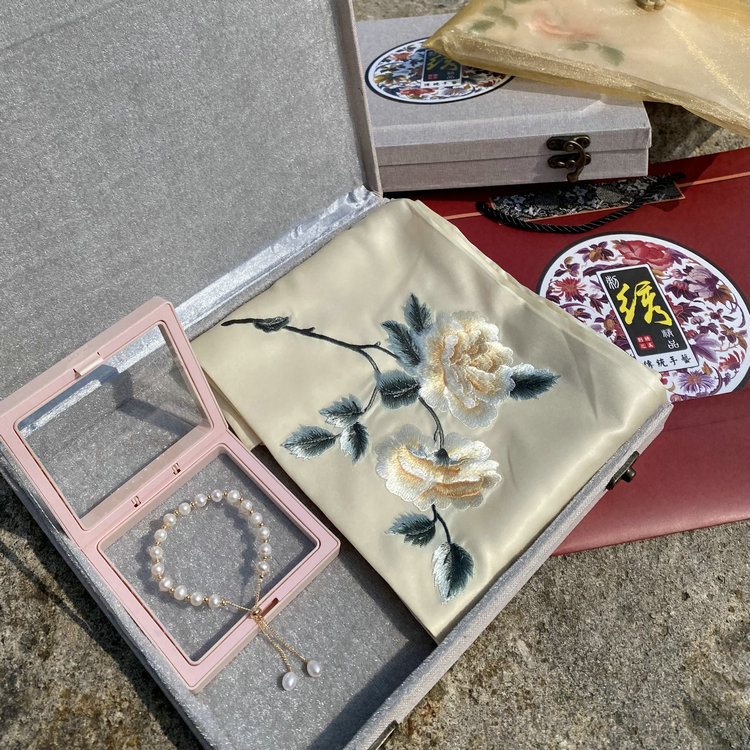 苏州特色绣花真丝长丝巾天然珍珠手链礼盒装送妈妈母亲节出国礼物