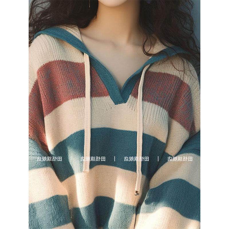 早秋新款韩系穿搭毛衣女慵懒高级感绿色v领条纹拼色针织连帽上衣,淘宝优惠券,粉丝福利购,淘宝优惠卷