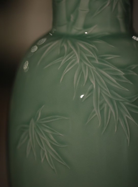 龙泉青瓷梅子青色丁军良的代表作竹跃青墨花瓶摆件