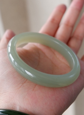 青绿51~52圈口 和田玉青白玉老坑荔枝肉晴水色椭圆形贵妃镯玉手镯