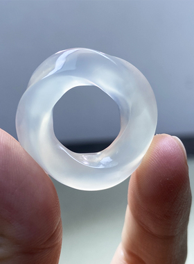 莫比乌斯环天然冰透玉髓项坠