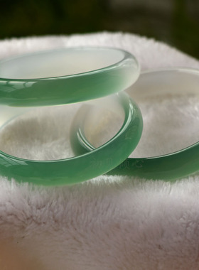 瑞丽女玉髓半山水手镯冰透