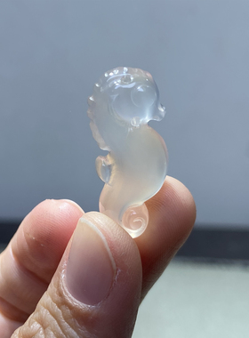 天然冰透玉髓海马项坠饰品