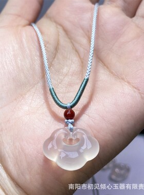 天然玛瑙玉髓祥云锁吊坠