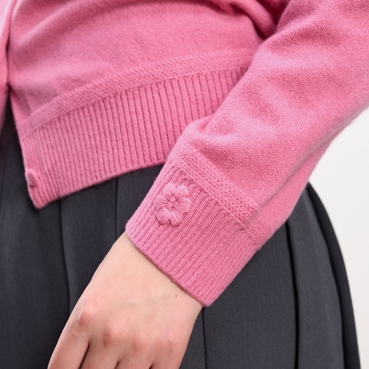 皮皮狗25秋冬新款圆领纯羊绒开衫女纽扣针织外套袖口绣花商场同款,淘宝优惠券,粉丝福利购,淘宝优惠卷