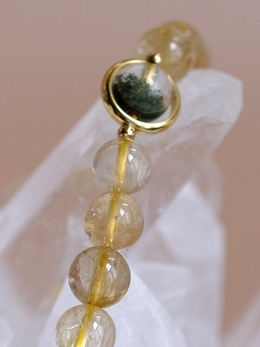 拥有一颗绿幽灵聚宝盆的快乐金发