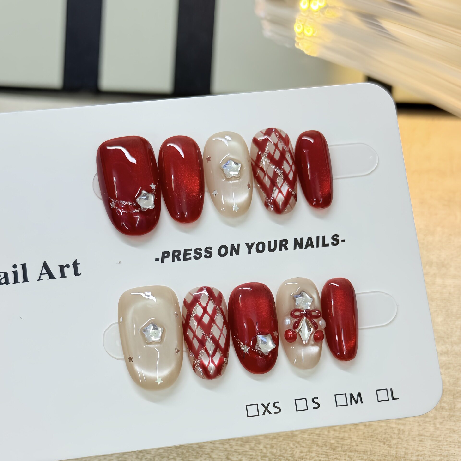 酒红甜格小香风格纹爆闪猫眼穿戴甲新年显白气质氛围感喜庆美甲 - 图1