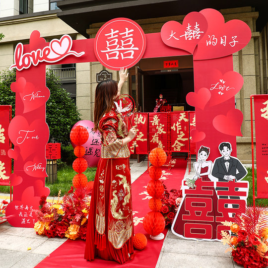 Diseño de arco de boda que da la bienvenida a la villa que conduce a la carretera