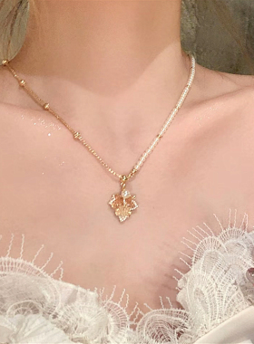 琥珀色碎钻枫叶吊坠拼接链条