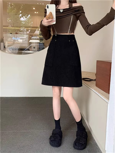 Corduroy mid-skirt with big pockets covers the crotch and looks slimming