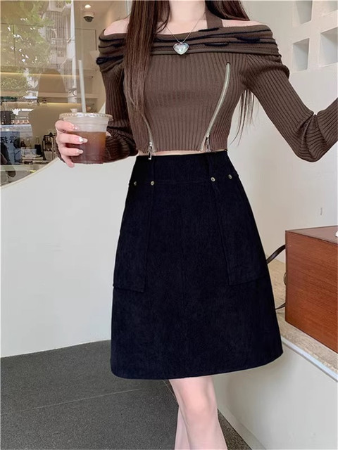 Corduroy mid-skirt with big pockets covers the crotch and looks slimming