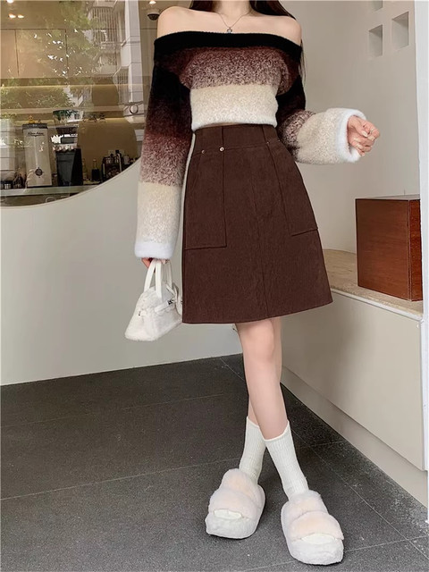 Corduroy mid-skirt with big pockets covers the crotch and looks slimming