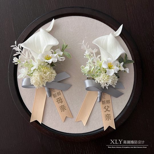 Original ramillete de bosque de gancho blanco para novio y madrina