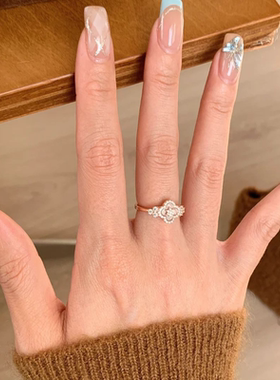 今饰有约天然粉贝母四叶草戒指