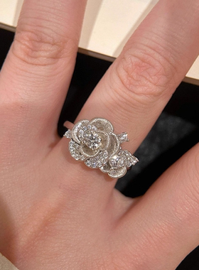 今饰有约银色拉丝玫瑰花戒指