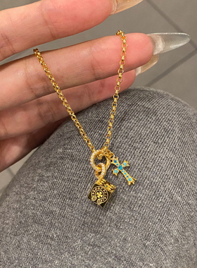 今饰有约十字架实心骰子吊坠项链