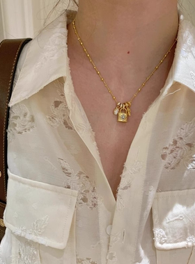 今饰有约一款两戴八芒星耳钉