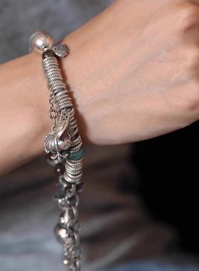 今饰有约葫芦绣花鞋玛瑙扣手链女