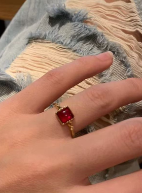 今饰有约恶魔之眼戒指