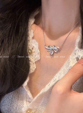 精致蝴蝶结吊坠项链女轻奢小众设计感白水爱心锁骨链冷淡风毛衣链