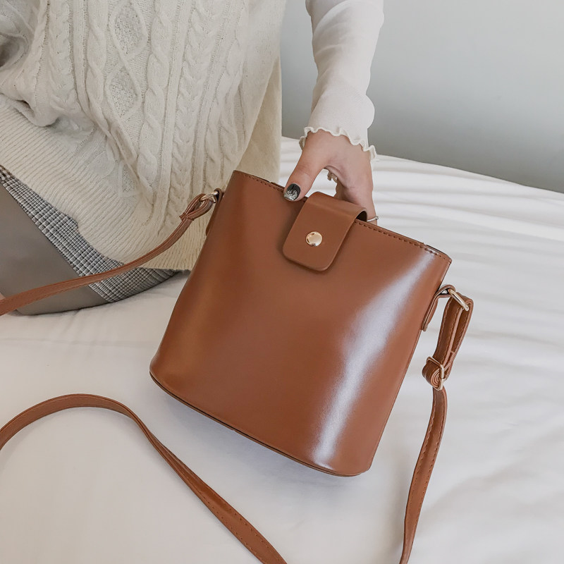 2020新款潮韩国chic斜挎质感水桶包 圣茵娜女士包袋