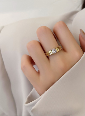 个性女士镶钻戒子食指