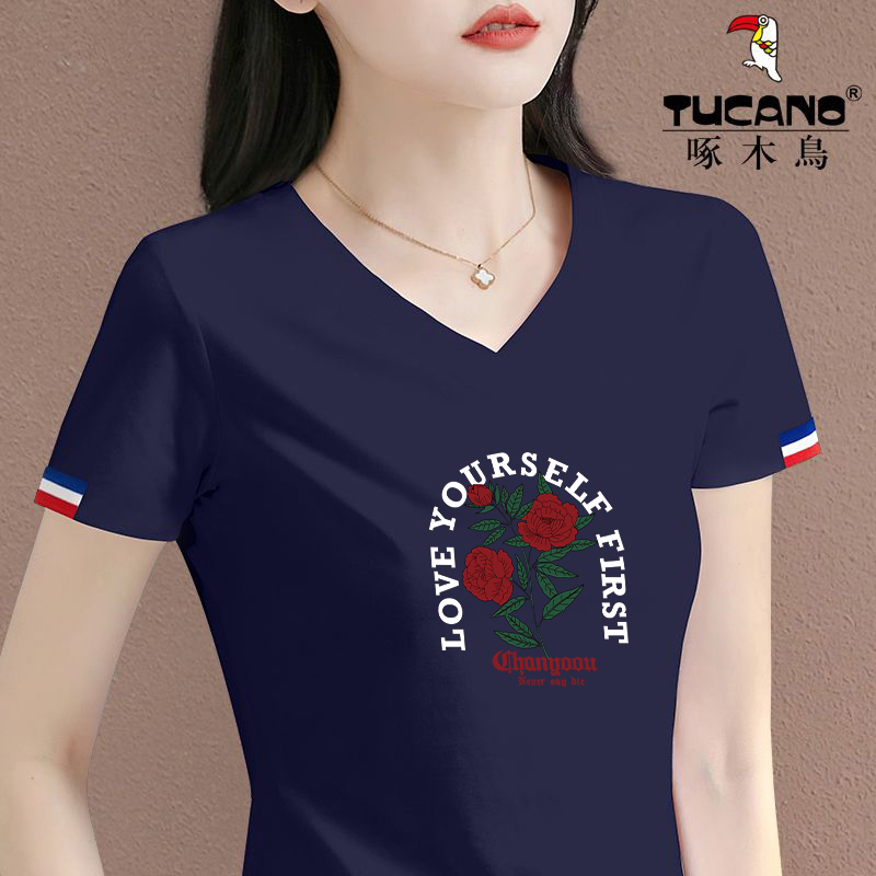 啄木鸟正品2025新款洋气时尚印花短袖T恤V领设计感百搭上衣女夏季 - 图1