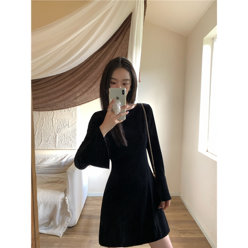 黑色丝绒连衣裙春秋高级感气质复古长袖喇叭袖小黑裙收腰短裙 - 图2