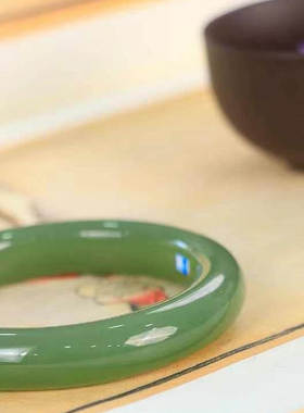 新疆和田玉青玉手镯湖水绿