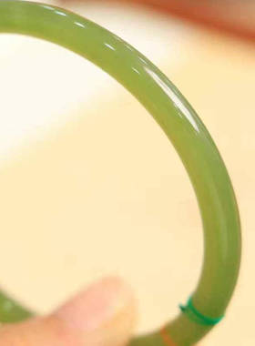 和田玉手镯晴水色青玉色系细圆条