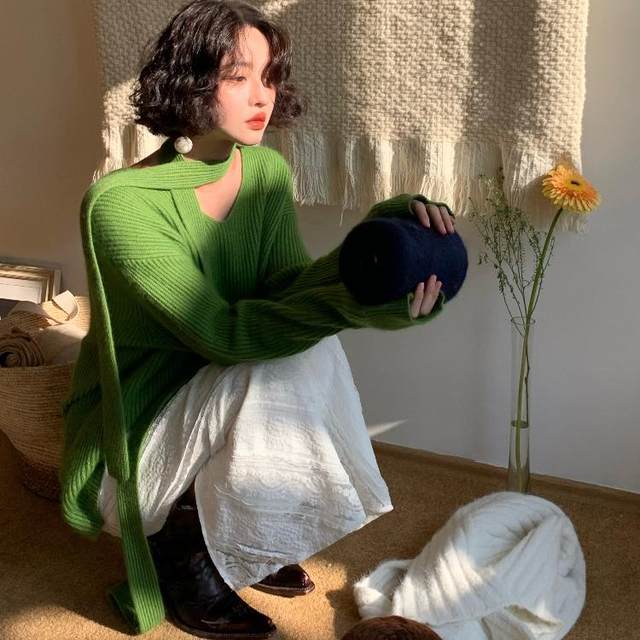 Homemade Strawberry Jam Hong Kong Style Retro 2025 Spring V-neck Raccoon Velvet Bottoming Sweater + Scarf