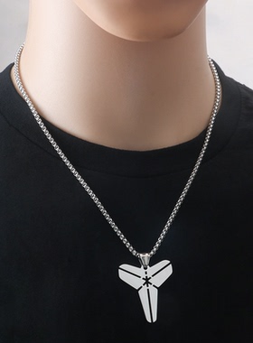 不锈钢时尚通勤黑曼巴精神纪念科比剑鞘logo吊坠挂坠钛钢情侣项链