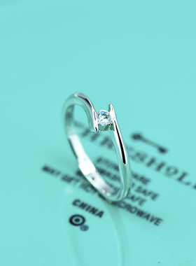 40分两爪交错小钻精致仿真钻戒女