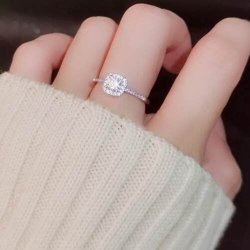 方糖方包圆钻锆石1克拉四爪50分仿真钻戒求婚结婚微镶碎钻戒指女 - 图1