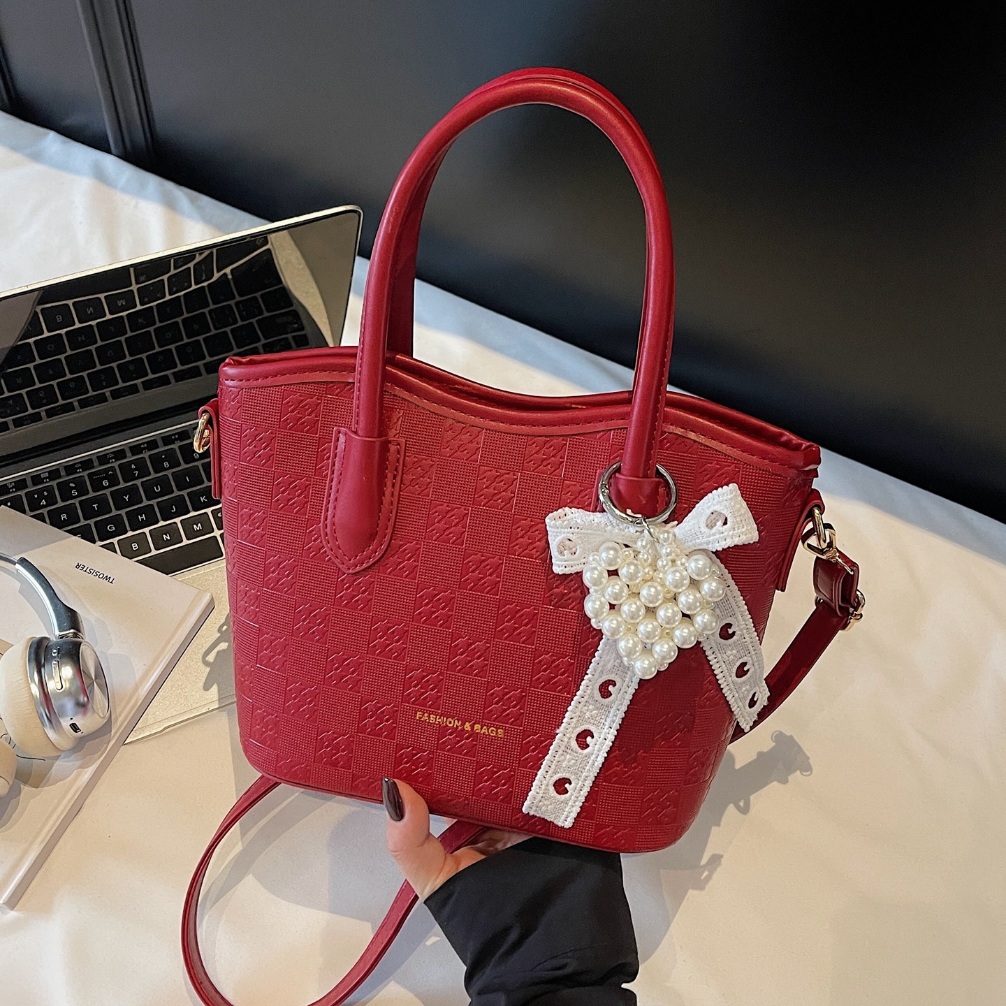 红色婚包女2025新款时尚洋气斜挎包结婚新娘手提水桶包伴娘伴手礼,淘宝优惠券,粉丝福利购,淘宝优惠卷