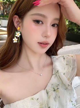 显白减龄少女度假风花花几何耳夹